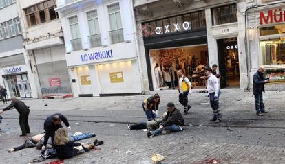 Un nuevo atentado suicida sacudió Turquía en la mañana de este sábado. El ataque se produjo en la principal arteria comercial de Estambul, provocando 5 muertos y una treintena de heridos, de los que siete se encuentran en estado grave, informó el ministro de Sanidad, Mehmet Muezzinoglu. De los muertos, uno es el autor del ataque y los restantes son ciudadanos turcos. En la imagen, servicios de emergencia ayudan a personas heridas en la calle Istiklal de Estambul.