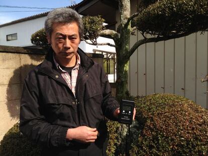 Yuichi Ishizaki en el jardín de su casa.