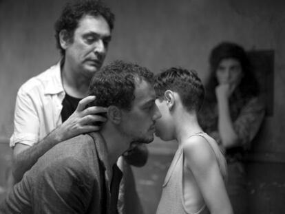 Agustí Villaronga dirige a los actores Roger Casamajor y el niño Francesc Colomer, en el rodaje de <i>Pa negre. </i>