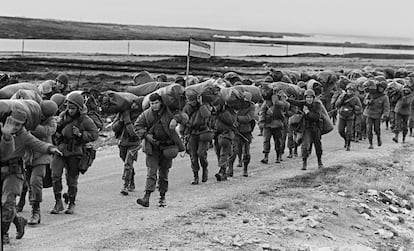 En esta foto de archivo tomada el 13 de abril de 1982, se ve a soldados argentinos en camino a ocupar la base capturada de los Royal Marines en Puerto Stanley.