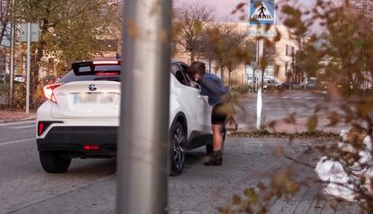 Un coche se paraba a negociar con una mujer que ejercía la prostitución en el polígono Industrial de Villaverde, en Madrid, en junio de 2022.