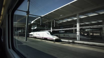 Varios trenes AVE en los andenes de la Estación de Atocha.