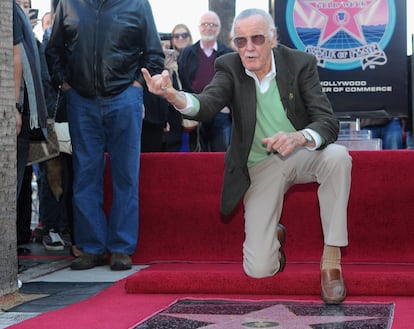 Stan Lee posa fazendo o característico gesto do Homem-Aranha junto a sua estrela na Calçada da Fama de Hollywood, em 4 de janeiro de 2011.