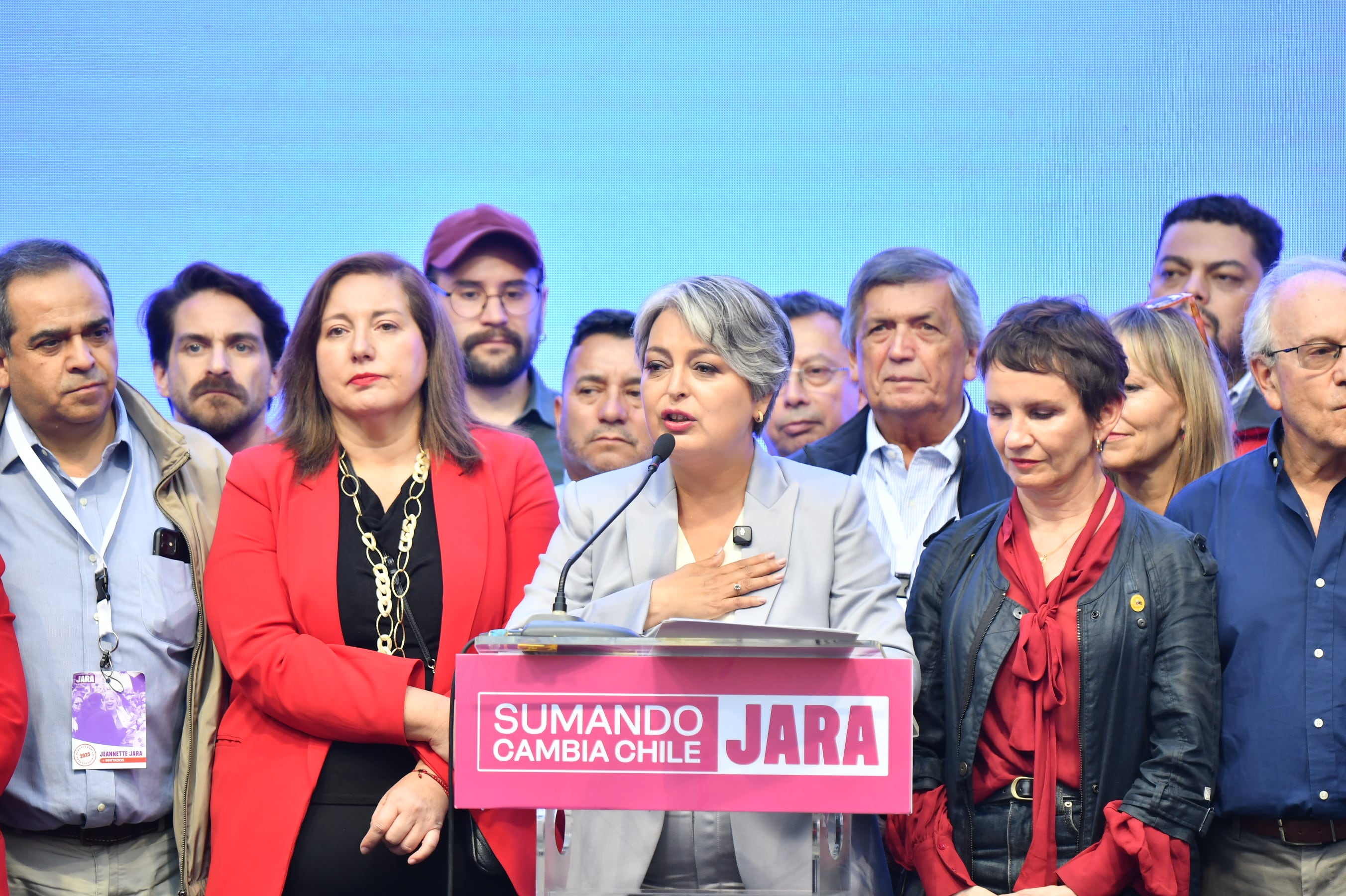 Jeannette Jara da un discurso a sus seguidores, el 14 de diciembre.