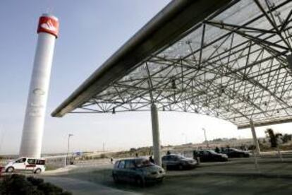 Vista de la entrada a la Ciudad Financiera que el Banco Santander construyó en Boadilla del Monte (Madrid). EFE/Archivo