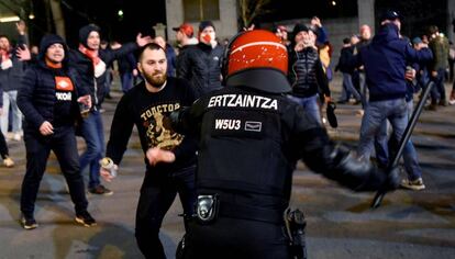 Violentos enfrentamientos entre aficionados del Spartak de Mosc&uacute; y la Ertzaintza.