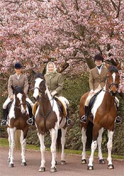 La reina Isabel II celebró su 78º cumpleaños montando a caballo por sus tierras junto a su hija Ana y su nieta Zara Phillips.