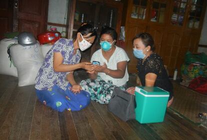 Una líder comunitaria muestra la aplicación a infectadas por tuberculosis.