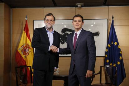 Mariano Rajoy y Albert Rivera al inicio de la reuni&oacute;n que mantuvieron el pasado d&iacute;a 18 en el Congreso.