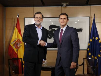 Mariano Rajoy y Albert Rivera al inicio de la reuni&oacute;n que mantuvieron el pasado d&iacute;a 18 en el Congreso.