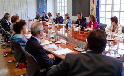 Acting Prime Minister Pedro Sánchez (c) in a meeting about Brexit.