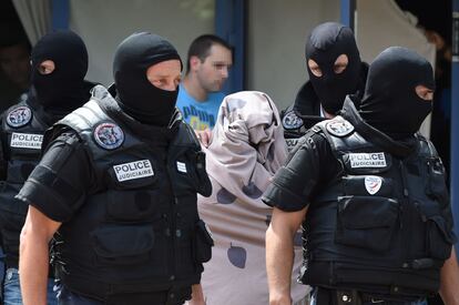 Policías franceses escoltan a una mujer tras salir del apartamento en el que vivía un hombre sospechoso de asaltar una planta de gas en Lyon, en un ataque yihadista llevado a cabo el 26 de junio de 2015. Decapitaron a una persona en su asalto. El Estado Islámico coordinó tres atentados ese día. Además del de Lyon, hubo un asalto a dos hoteles en Túnez y un terrorista suicida mató a 27 personas en una mezquita chií de Kuwait. | <a href=http://internacional.elpais.com/internacional/2015/06/26/actualidad/1435340927_752378.html target=”blank”>IR A LA NOTICIA</a>