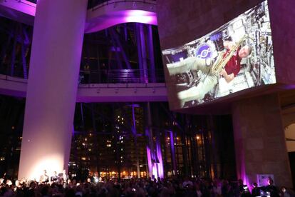 El astronauta italiano Paolo Nespoli durante el mensaje de felicitación desde la Estación Espacial Internacional, dentro del espectáculo 'Chasmata' en el Museo Guggenheim Bilbao.