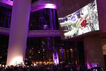 El astronauta italiano Paolo Nespoli durante el mensaje de felicitaci&oacute;n desde la Estaci&oacute;n Espacial Internacional, dentro del espect&aacute;culo &#039;Chasmata&#039; en el Museo Guggenheim Bilbao.