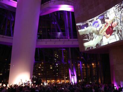 El astronauta italiano Paolo Nespoli durante el mensaje de felicitaci&oacute;n desde la Estaci&oacute;n Espacial Internacional, dentro del espect&aacute;culo &#039;Chasmata&#039; en el Museo Guggenheim Bilbao.