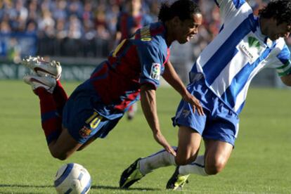 Ronaldinho cae junto con Fernando Sanz.