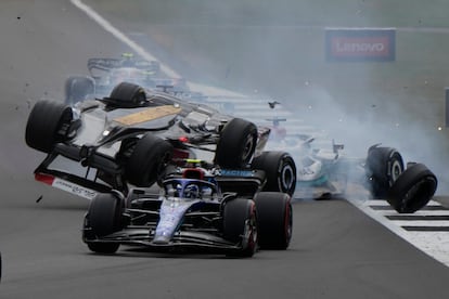 George Russell ha perdido el control enmedio de la recta, ha embestido al Alfa Romeo del piloto chino, Guanyu Zhouque, que ha empezado a perder el equilibrio en pista. Tras el accidente, el británico de Mercedes AMG F1 ha salido corriendo a preocuparse por el estado del piloto chino.