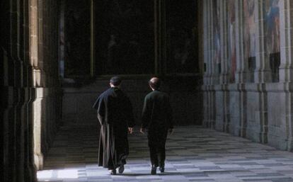 Dos monjes agustinos paseando por el claustro de un monasterio. 
