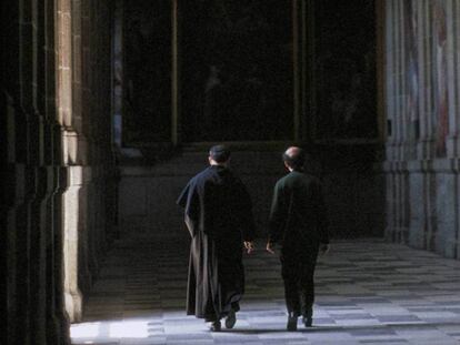 Dos monjes agustinos paseando por el claustro de un monasterio. 