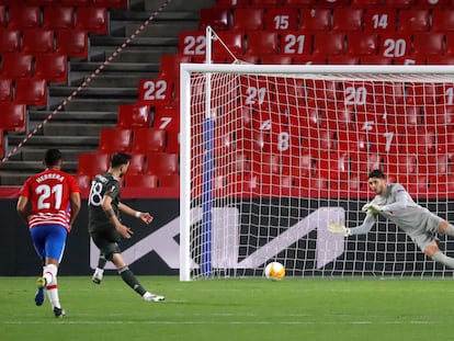 Bruno Fernandes marca de penalti ante el Granada este jueves en Los Cármenes.