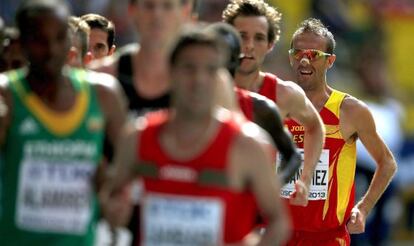 Sergio Sánchez (d) durante la clasificatoria de los 5.000 m.