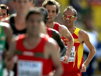 Sergio Sánchez (d) durante la clasificatoria de los 5.000 m.