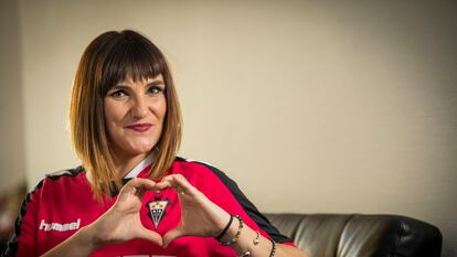 La cantante Rozalén posa con la camiseta del Albacete Femenino.