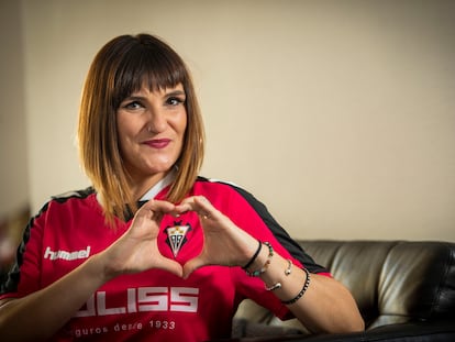 La cantante Rozalén posa con la camiseta del Albacete Femenino.