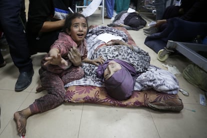 Heridos en un ataque israelí en un hospital de Deir al Balah, este lunes.