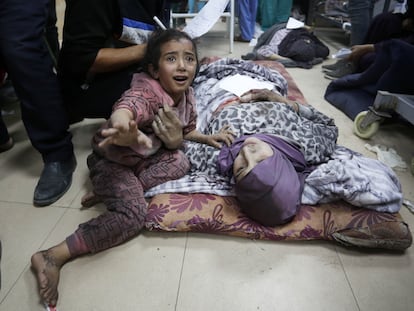 Heridos en un ataque israelí en un hospital de Deir al Balah, este lunes.