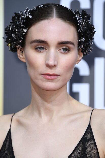 Rooney Mara es una de las actrices más elegantes del nuevo Hollywood. La suya es una elegancia silenciosa, un poco siniestra en ocasiones, pero indiscutible. Lo demostró eligiendo el peinado más original en la alfombra roja de los Globos de Oro 2020. La actriz completó su diseño negro de Givenchy, una de sus firmas fetiche, con un tocado repleto de pedrería que recordaba a Natalie Portman en Cisne negro. Sin duda, el look de belleza de la noche.