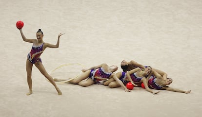 El equipo español, durante la final de pelotas y aros, en el Mundial de Rítmica de Río de Janeiro.