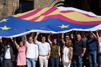 O presidente do partido Ciudadanos, Albert Rivera (4i), junto à líder da sigla na Catalunha e porta-voz nacional, Inês Arrimadas (5i), junto a deputados do Parlamento Catalão e vereadores na Prefeitura de Barcelona, durante um ato celebrado com motivo da Diada, o Dia Nacional da Catalunha, que se celebra cada 11 de setembro.