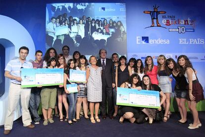 Este grupo de 17 alumnos del instituto Barrio de Loranca en Fuenlabrada (Madrid), dirigidos por el profesor Alberto Hidalgo, ha ganado la décima edición por su periódico <i>La Lente de Loranca</i>, en el que destaca la historia de Pablo Ibar, español condenado a muerte en EE UU. Premio entregado por Ángel Gabilondo, ministro de Educación: viaje de estudio por valor de 12.000 euros.