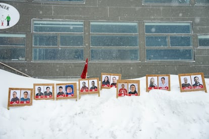 Carteles electorales frente al instituto de Nuuk (Groenlandia), horas antes de que se inicie el último debate electoral, este sábado.