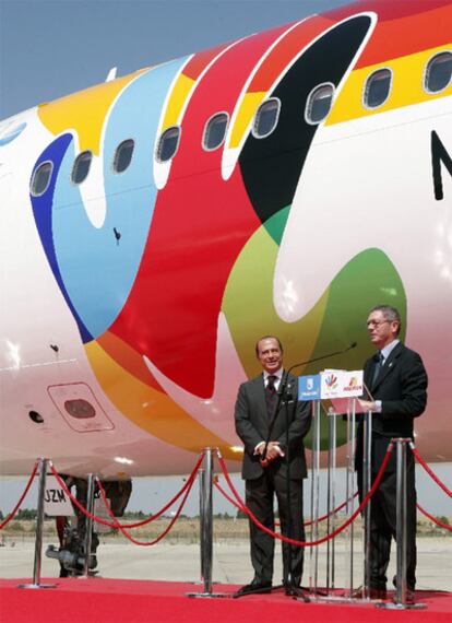 El presidente de Iberia, Antonio Vázquez, junto al alcalde de Madrid, Alberto Ruiz-Gallardón, en la presentación del nuevo avión de la candidatura de Madrid 2016.