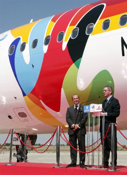 El presidente de Iberia, Antonio Vázquez, junto al alcalde de Madrid, Alberto Ruiz-Gallardón, en la presentación del nuevo avión de la candidatura de Madrid 2016.