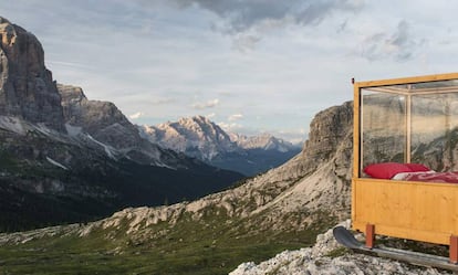 Estas casitas de madera son habitaciones móviles con paredes de cristal localizadas en plena panorámica de Col Gallina, alejadas de cualquier contaminación lumínica y pensadas para tener una vista privilegiadas de los Dolomitas italianos. Al caer el día, cuando la noche desciende por el horizonte entre las montañas, las vistas son impresionantes. A esta experiencia “cósmica” (según sus creadores) se añade la oferta gastronómica del Rifugio Col Gallina. Hay dos tipos de cabañas, la llamada 360º y la 'gourmet'. Alojamiento desde 300 euros la noche. rifugiocolgallina.com