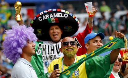 As torcidas de Brasil e México em Samara, na Rússia.