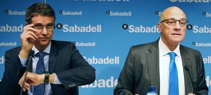 El presidente de Banco Sabadell, Jos&eacute; Oliu (derecha), y su consejero delegado, Jaime Guardiola (izquierda). Reuters