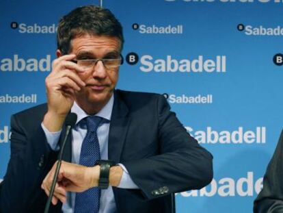 El presidente de Banco Sabadell, Jos&eacute; Oliu (derecha), y su consejero delegado, Jaime Guardiola (izquierda). Reuters