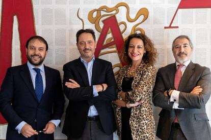 De izquierda a derecha: Carlos García-León (vicepresidente de Inkietos), Emilio Martínez (presidente), Mercedes Carmona (secretaria general) y Emilio Gude (tesorero).