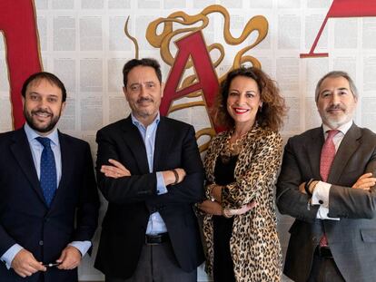 De izquierda a derecha: Carlos García-León (vicepresidente de Inkietos), Emilio Martínez (presidente), Mercedes Carmona (secretaria general) y Emilio Gude (tesorero).