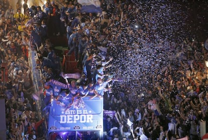 Tras finalizar el partido los jugadore del Depor recibieron un baño de masas por las calles de A Coruña