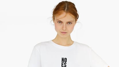 Camiseta da Stradivarius com o lema “No es no”.