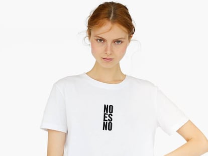 Camiseta da Stradivarius com o lema “No es no”.