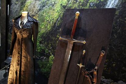 El vestido de Sansa Stark en la cuarta temporada y las espadas de Ned y Arya Stark.
