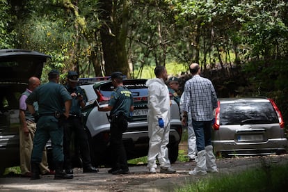 Agentes de la Guardia Civil, el pasado sábado en el lugar en el que se encontraron los cadáveres.