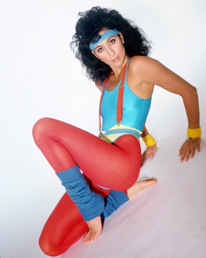 Del cuero negro y las tachuelas pasó a los 'leggins' con calentadores. Cher lanzó dos vídeos de 'fitness' a principio de los años noventa. El ejercicio diario ha sido uno de sus secretos para soportar el rigor de las giras.