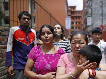 Nepalesos busquen un espai obert després del segon sisme.